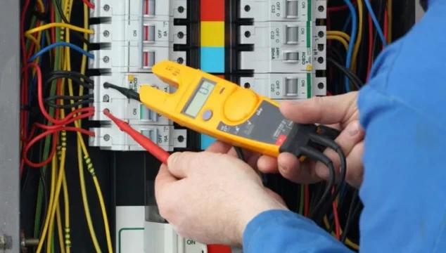 Electrician execut instalatii electrice